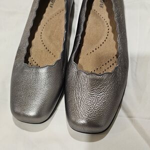 Trotters Metallic Gray Women's Flats